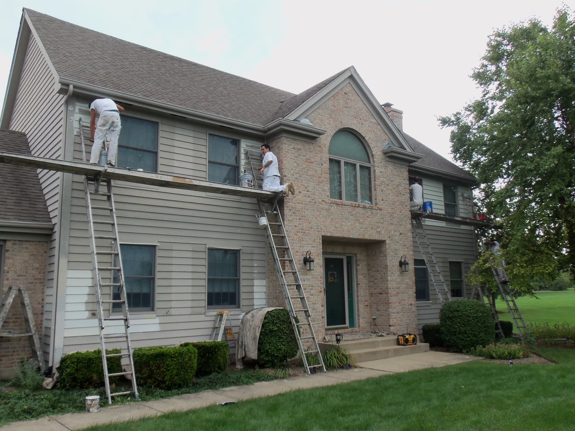 Chicagoland home painted by College Craft